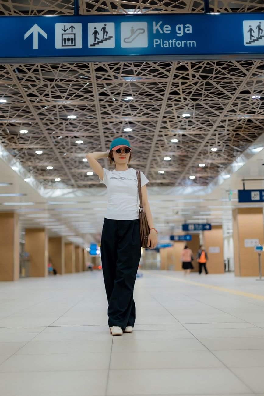 fashionable woman at ke ga platform station