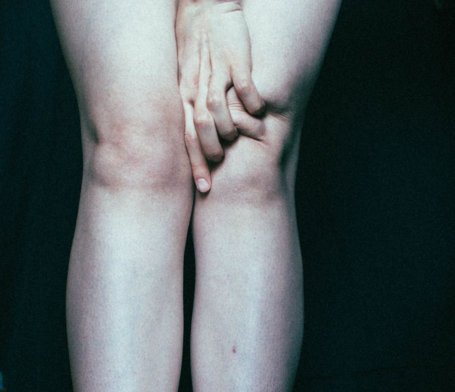 hand holding knee