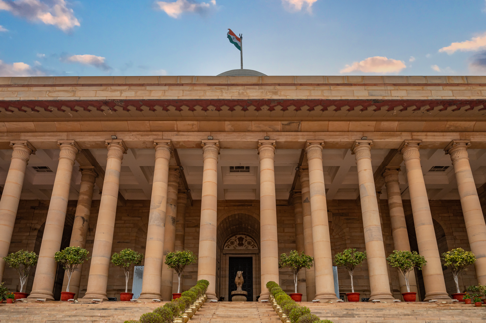 columns in traditional building in delhi