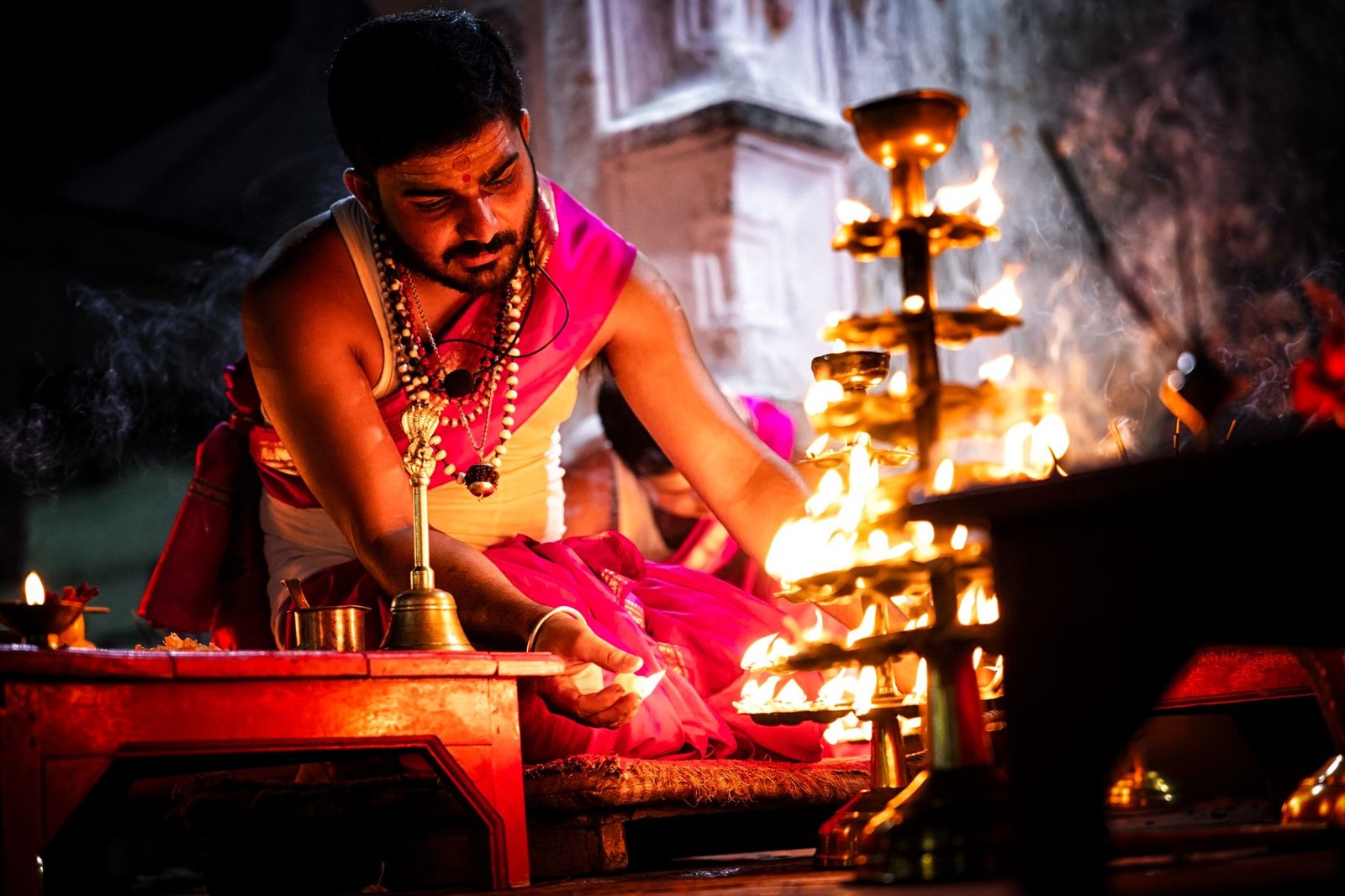 hindu priest performing ritual in deoghar india